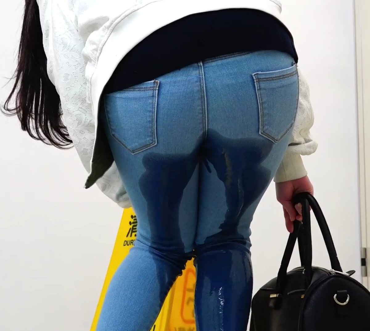jeans_wetting's tweet photo. トイレが開くまで我慢できなくておしっこをもらしてしまったお姉さん https://t.co/CELNfg5KmX

#jeans #pee #omorashi #おもらし #ジーンズおもらし #ジーパンおもらし #デニムおもらし #失禁 #wetting #お漏らし #おしっこ #ジーンズ #ジーパン #デニム #Gパン #Gパンおもらし https://t.co/lk06y5IcSU
