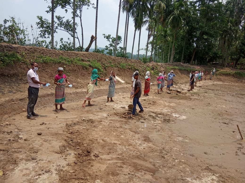 CSCMeghalaya's tweet photo. Shri Mahananda Koch (CSC VLE) 
from Gasura Digital Village CSC under South West Garo Hills District of Meghalaya distributed 200 Mask to MNREGA workers and aware them about Covid-19 Safety measures and Social Distancing. 

#onlycsccandothis
@CSCegov_ @dintya15 https://t.co/pNE67l5dnJ