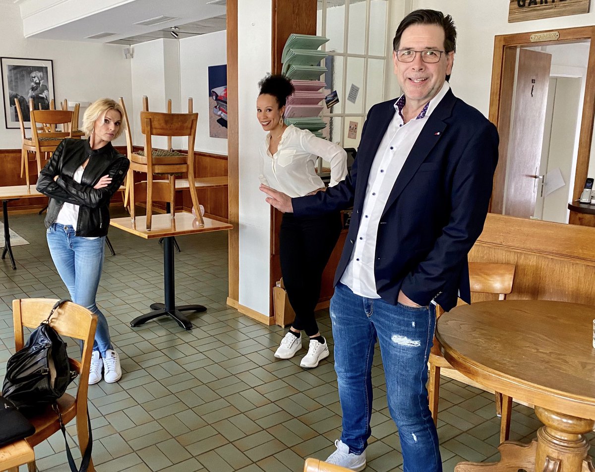 EdgarLehmann's tweet photo. Auf „Tuchfühlung“ heute Nachmittag mit Stephanie Berger und Nubya anlässlich der Videoproduktion „Kulturlicht“ von Eventis. BAG-konformes Bild in der Drehpause mit mindestens 2 Meter „Koch-Abstand“. 😉 https://t.co/59vmMNbm7L