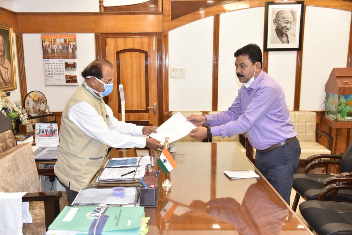 RanjeetkrDass's tweet photo. In Raj Bhawan with Hon'ble Governor of #Assam Prof. @jagdishmukhi Ji discussing the #COVID19 #pandemic  status in #Assam .

@BJP4Assam https://t.co/AjO83E8fgS