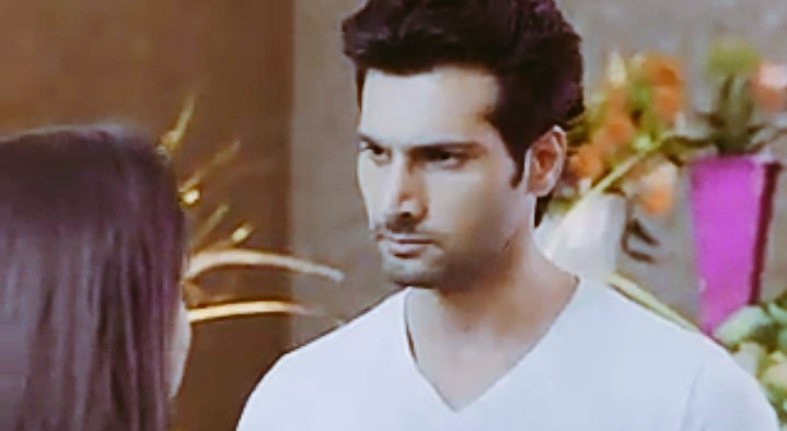 R - Phoolon ka taroon ka,sabka kehna hai..ek hazaron mein meri behna hai...Sari umar humme sang rehna hai..Radhika sang this to stop Arjun from reaching Sam such a clown she's #Manmarzian