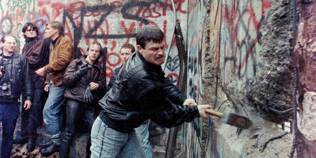 KFunstories's tweet image. @10DowningStreet Where the people who broke the Berlin wall vandals also @BorisJohnson  @pritipatel .Should they be also charged with criminal damage.Would you have said the same if the statue was of a Nazi .Well done @piersmorgan  ,And they all wonder #BLMUK are marching