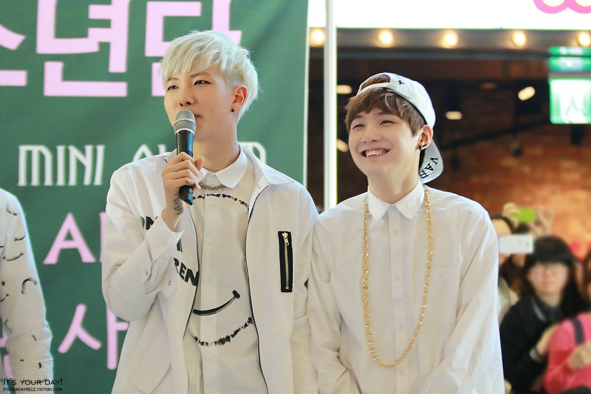 laughkpop's tweet photo. The height difference between yoongi and namjoon https://t.co/LaJOlEgpJA