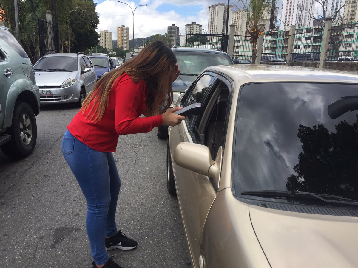 _marianaaaaaaar's tweet photo. Hoy en la bomba de Fuerte Tiuna la juventud trabaja para agilizar el suministro de combustible. 
Ha bajado considerablemente las colas para surtir gasolina en el área metropolitana. https://t.co/xhQyddIu8J