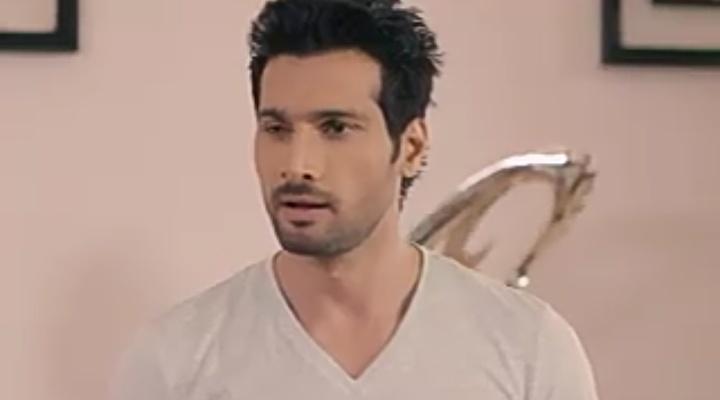 The way Arjun was pretending to hear her bakbak with interest and fasaoed herThat wink he did here tho hayee #Ardhika