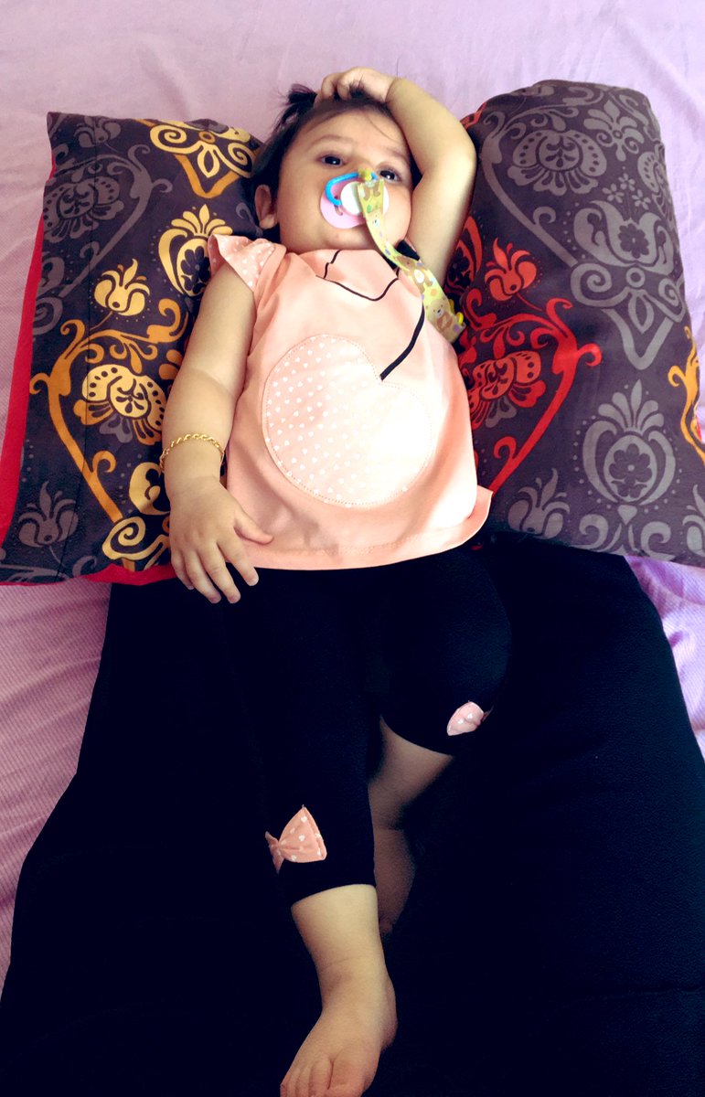 Ben: Doğduğunda kızımı ninniler söylerek uyutayım, klasik müzik ile ruhunu dinlendireyim, başını okşayarak rüyalara dalmasını sağlayayım, sırtını sıvazlayarak güzel masallar anlatayım 
Meyra; Saçımı çeke çeke uyurum ben.