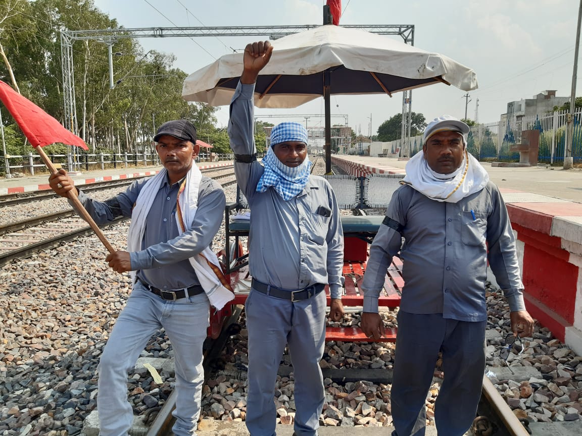 AIRF के आह्वाहन पर आज दिनाँक 08 जून को एन ई रेलवे मजदूर यूनियन,इज़्ज़तनगर मंडल की ODBC शाखा के कर्मचारियों ने DA/DR फ्रीज़ एवं श्रम कानून में बदलाव के विरोध में काला पट्टी बांधकर विरोध दिवस मनाया।

नरमू जिन्दाबाद..
<a href="/PiyushGoyal/">Piyush Goyal</a> <a href="/ShivaGopalMish1/">Shiva Gopal Mishra</a>