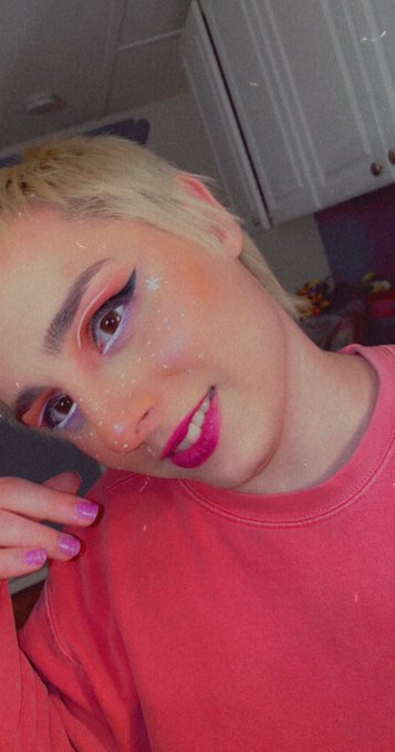 To my lovely roommate who&rsquo;s a MUA and on the front lines fighting covid-19 in are local hospital. I just<a href="/tag/newprofilepic"class="tags"><span>#newprofilepic</span></a>