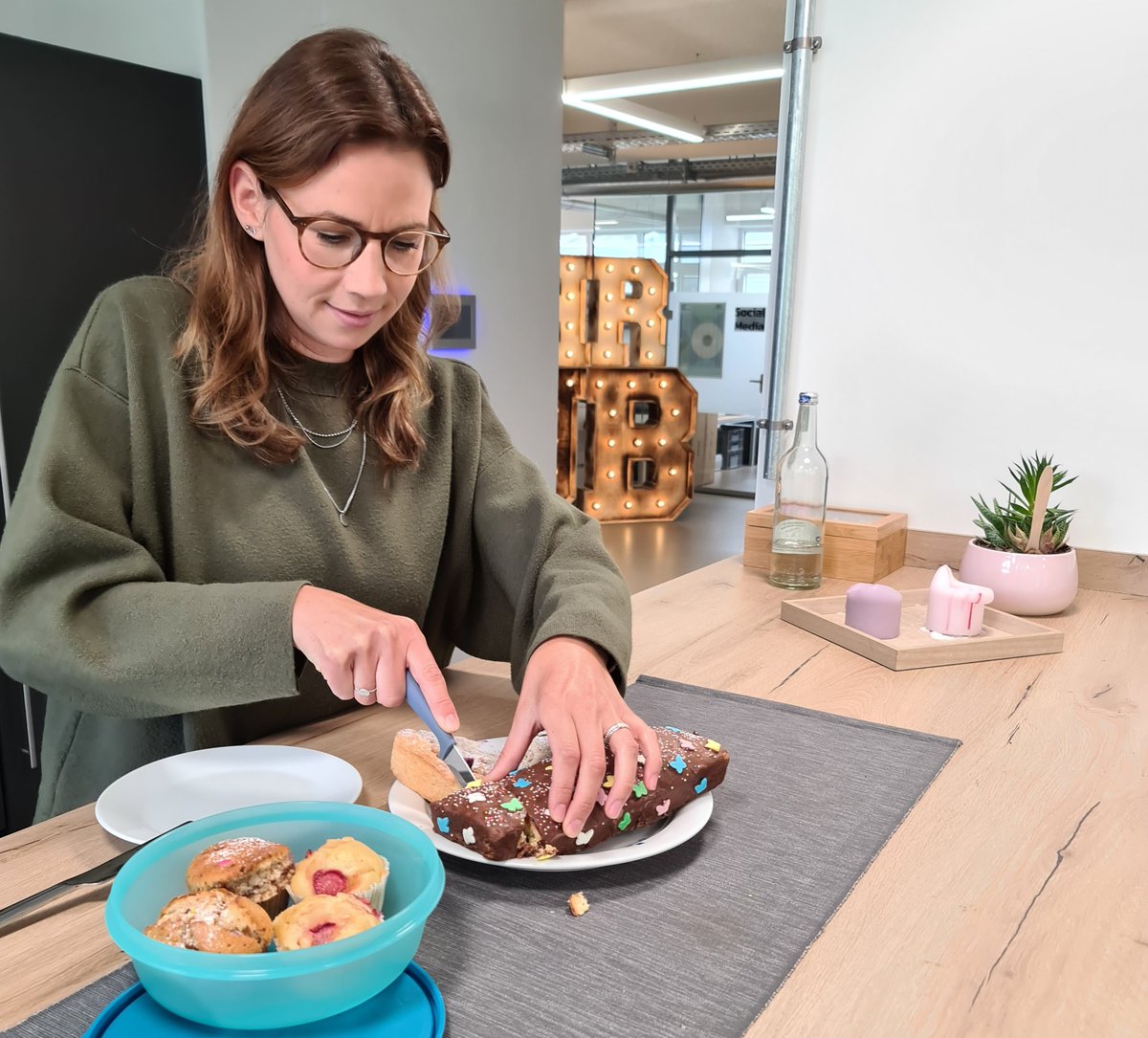 RuhrHub's tweet photo. #Hublife: Die Kollegen freuen sich natürlich riesig, wenn zum Wochenstart Kuchen mitgebracht wird 😇 #TGIM. Aber wer kennt es nicht? Das Mittagstief 😫
Unsere Tipps gegen Mittagsmüdigkeit: Viel trinken, mal an die frische Luft gehen und ne ordentliche Pause zum #reseten 🤟 https://t.co/8VFtLs4kKl
