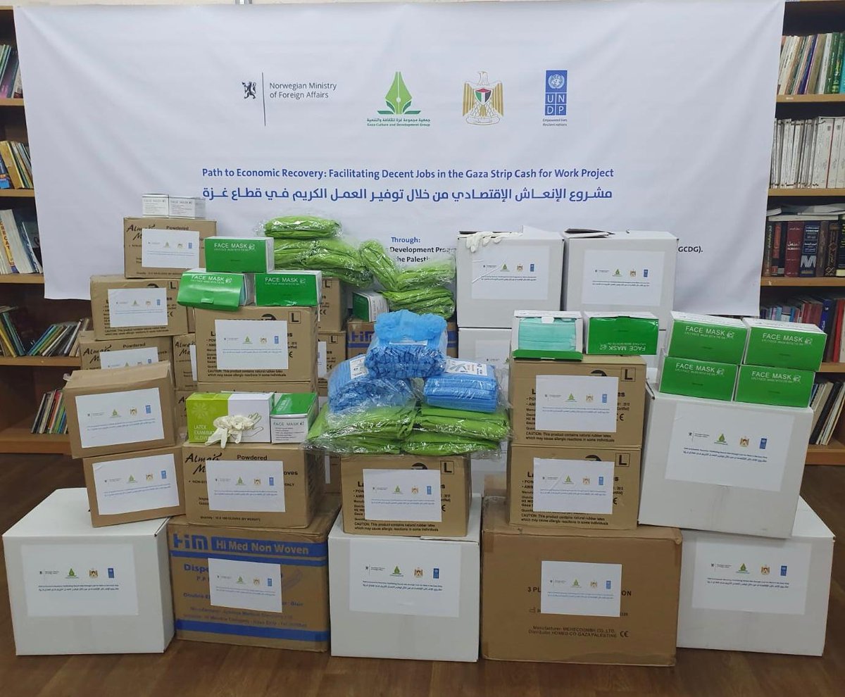UNDPPalestinian's tweet photo. #HappeningNow 
Enabling #Covid-19 response through handing over Personal Protective Equipment 🧤 😷   to #Gaza medical workers 👨‍⚕️👩‍⚕️
🙏to Norway 🇧🇻 https://t.co/UezIvH85Ep
