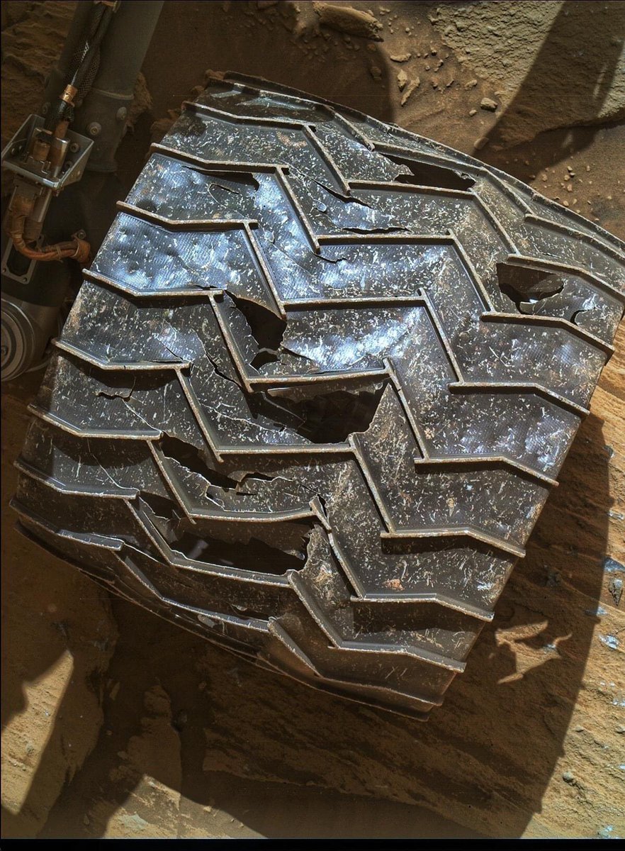govi47's tweet photo. Sono stanche le ruote del Rover 🇺🇸 Curiosity su Marte dal 2012!
Hanno percorso fino ad oggi circa 22 km a circa 140 milioni di km da noi in un mondo alieno e misterioso!
Era programmato a lavorare per due anni, invece.....
#goCuriosity! https://t.co/mTNZ4yEXrH