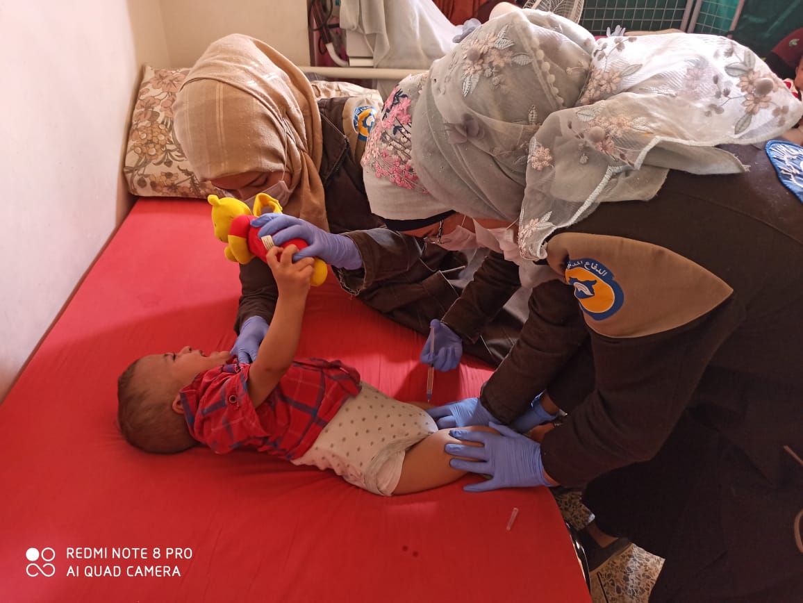 media_idlib's tweet photo. برسم ابتسامتهم تشرق النور، البداية في عملنا وواجبنا في كل صباح لتقديم المساعدة لكل المراجعين ، عملت متطوعات الدفاع المدني في نقطة إدلب النسائية على تقديم الإسعافات الأولية والفحوصات الطبية لعدد من الأطفال أثناء قدومهم مع ذويهم إلى المركز .

#الخوذ_البيضاء_إدلب https://t.co/VvOAiIa5sE