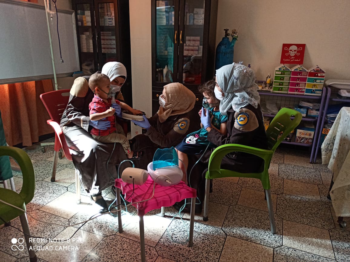 media_idlib's tweet photo. برسم ابتسامتهم تشرق النور، البداية في عملنا وواجبنا في كل صباح لتقديم المساعدة لكل المراجعين ، عملت متطوعات الدفاع المدني في نقطة إدلب النسائية على تقديم الإسعافات الأولية والفحوصات الطبية لعدد من الأطفال أثناء قدومهم مع ذويهم إلى المركز .

#الخوذ_البيضاء_إدلب https://t.co/VvOAiIa5sE