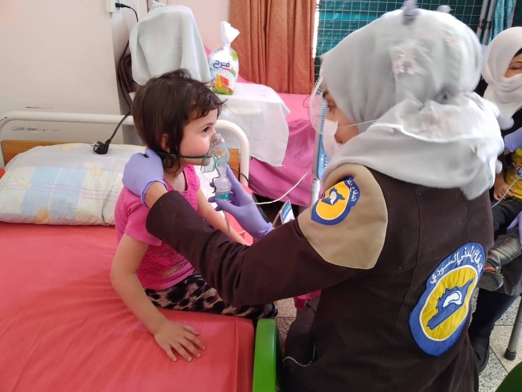media_idlib's tweet photo. برسم ابتسامتهم تشرق النور، البداية في عملنا وواجبنا في كل صباح لتقديم المساعدة لكل المراجعين ، عملت متطوعات الدفاع المدني في نقطة إدلب النسائية على تقديم الإسعافات الأولية والفحوصات الطبية لعدد من الأطفال أثناء قدومهم مع ذويهم إلى المركز .

#الخوذ_البيضاء_إدلب https://t.co/VvOAiIa5sE