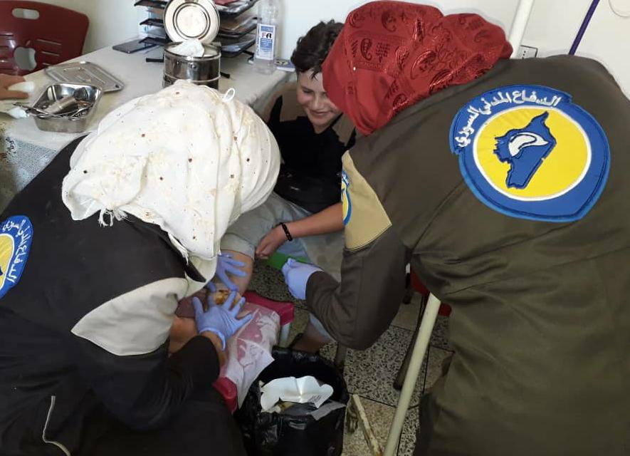 media_idlib's tweet photo. برسم ابتسامتهم تشرق النور، البداية في عملنا وواجبنا في كل صباح لتقديم المساعدة لكل المراجعين ، عملت متطوعات الدفاع المدني في نقطة إدلب النسائية على تقديم الإسعافات الأولية والفحوصات الطبية لعدد من الأطفال أثناء قدومهم مع ذويهم إلى المركز .

#الخوذ_البيضاء_إدلب https://t.co/VvOAiIa5sE