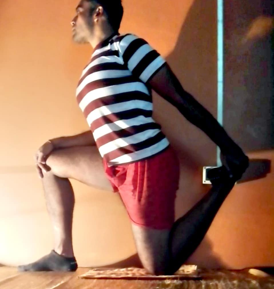 RudraNandi's tweet image. 7 reps. of Kneeling Lunge Stretch - for strengthening the core, lower back and hamstrings.
#CountdownSession #KeepMovingKolkata #FitInAMonth #InItTogether #MakeTheMost #kneeling #lunge #stretch  @FitIndiaOff #fitindiaactiveday #boostyourimmunity #fitnesschallenge #Menshealth