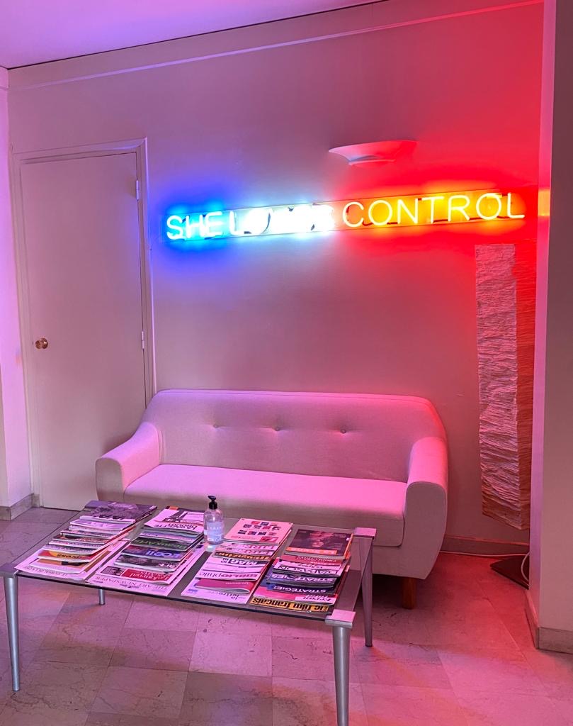 EmmanuelPierrat's tweet photo. Nous avons le plaisir d’accueillir nos clients dans le respect des gestes barrières et de leur proposer lecture de journaux et magazines de référence en matière d’architecture, d’audiovisuel, de littérature, de musique, d’expositions artistiques et de grands évènements culturels. https://t.co/uXeUIkgopv