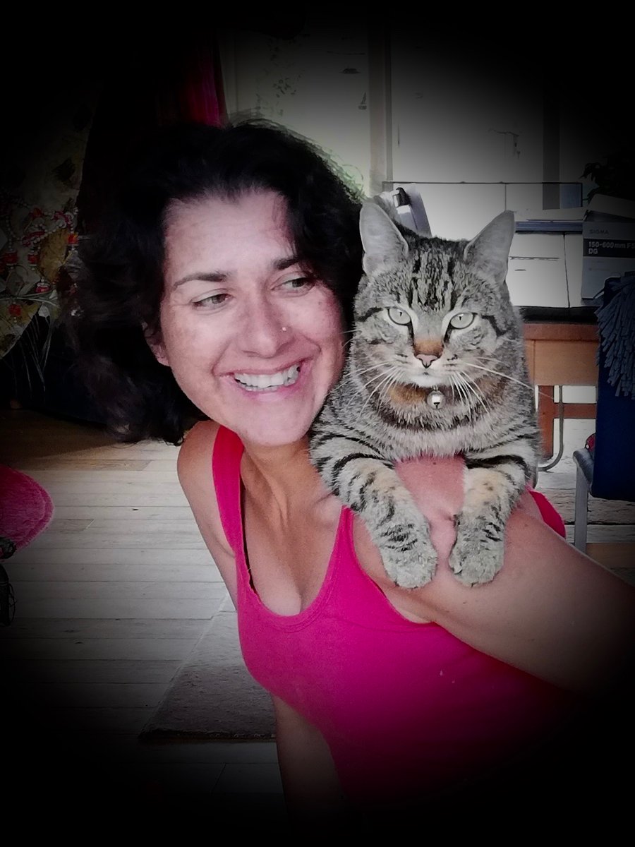 carolinehoop100's tweet photo. My name is Caroline Hooper
I am a British Citizen
This is my profile picture
Recent events culminating in Global uproar against racism with #Blacklivesmatter has raised many questions
Just opening a pragmatic conversation: what you think my Race, Ethnicity and Culture are? https://t.co/RqaPbUOqe5