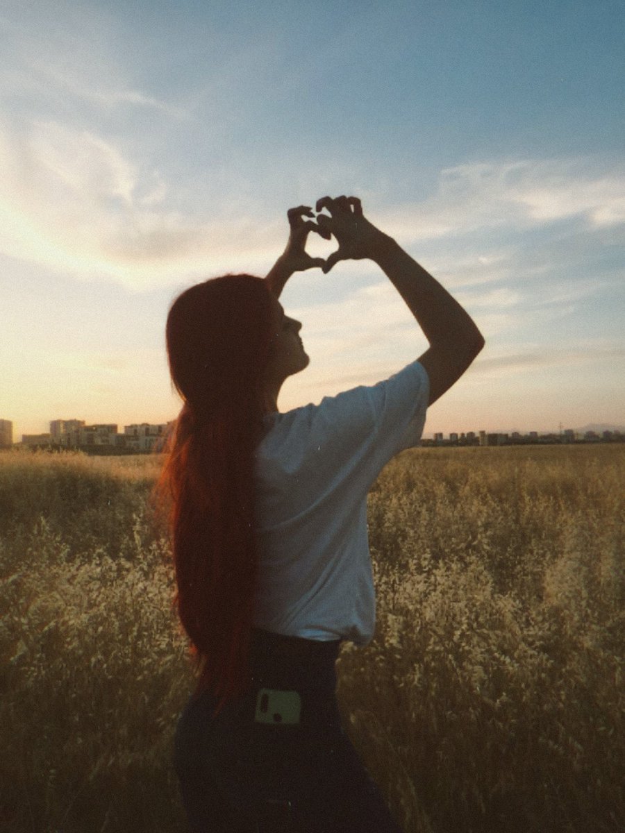 Neyim ben google arkası dönük kırmızı saçlı tumblr girl mü?