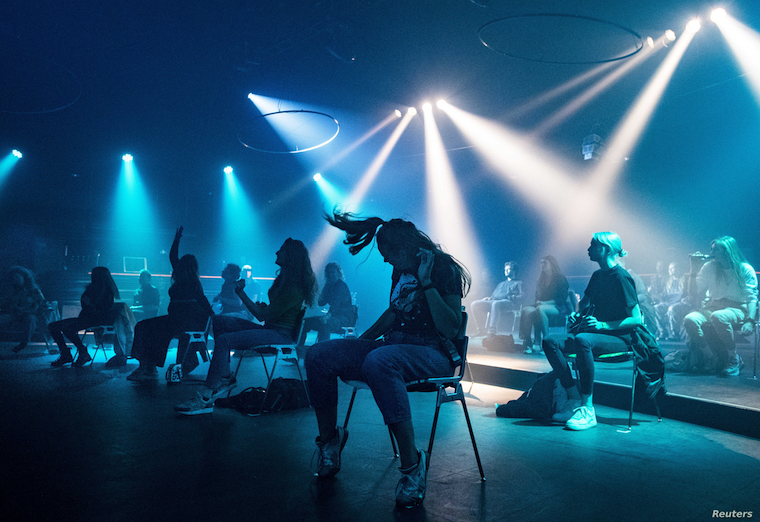 observerug's tweet photo. Social #disdancing? Dutch club tries post-coronavirus layout. The original plan had been to have the guests dance while standing in place 1.5 meters (5 feet) apart. But local authorities said they had to sit and dance from chairs https://t.co/vAxbqDyFcJ https://t.co/aoXxyOtsNc
