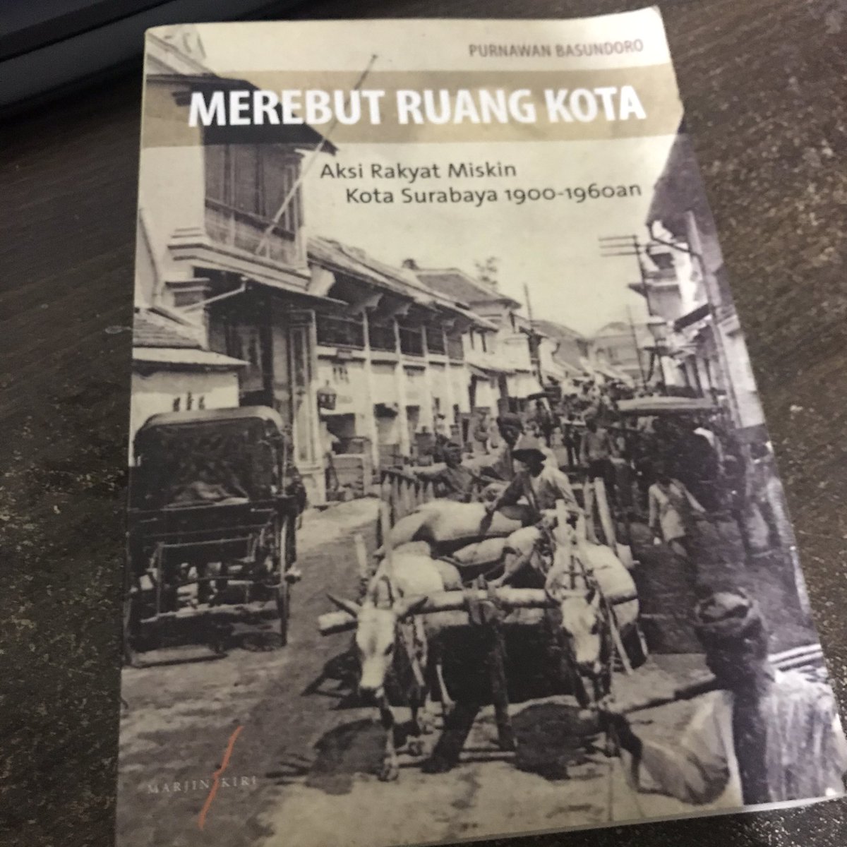 Barangkali teman2 ada yang tau buku lain yg mencatat pergulatan ruang hidup di kota selain yang di Surabaya ini?