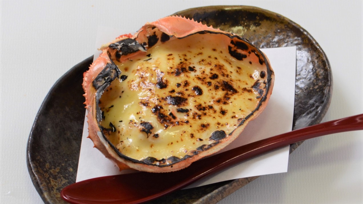 根室花まる 公式 手仕込み蟹グラタン たらば蟹のふんどし 腹肉 がゴロゴロ入った 濃厚蟹グラタン ベシャメルソースには中標津牛乳を使用していますのでとってもコクがあります 全て手仕込みの手間ひまかけた一品です 回転寿司 根室花まる 蟹