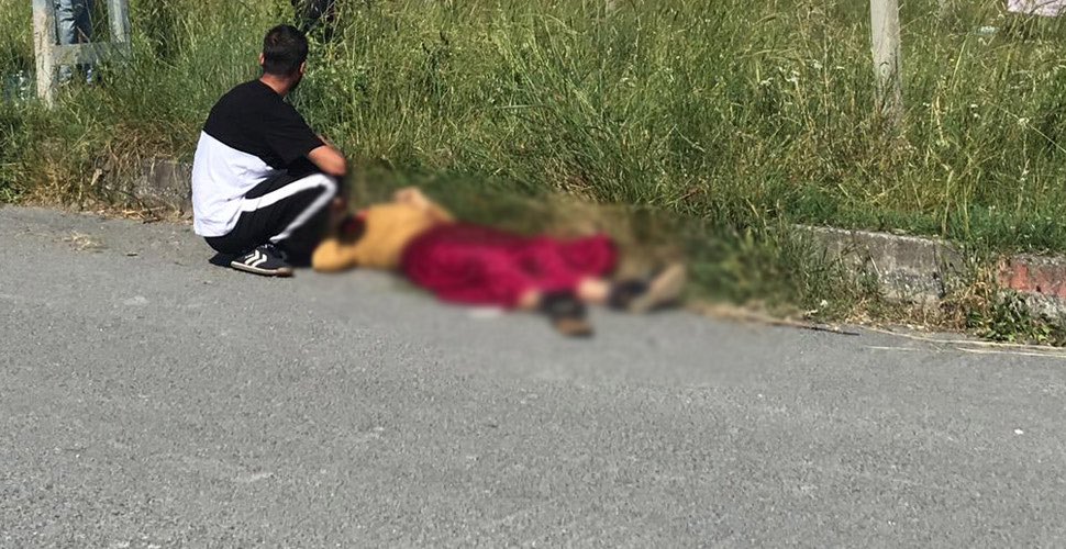 Kocası tarafından pompalı tüfekle öldürüldü. Oğlu annesinin başında ağlayarak çaresizce bekledi... 
Bu fotoğraf beni mahvetti.. #HaticeÇelik