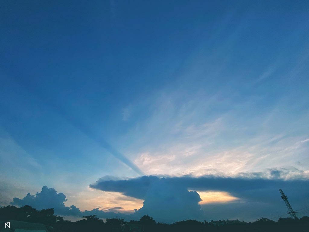 neilgermo's tweet photo. June 8, 2020
#LookUpIts6oClock #ThisIsWhatISee #aNGles https://t.co/OQDtE1raWC