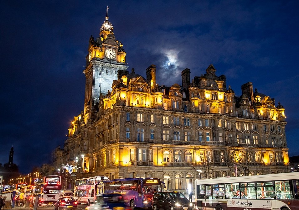 tuCpakoa's tweet photo. Depuis 1902, l'horloge du célèbre Balmoral hôtel, à Édimbourg en Écosse, surplombe la gare de la ville et est réglée avec 3 minutes d'avance pour que les passagers ne ratent pas leur train.

https://t.co/hbase1CWiL https://t.co/LBcCl4hWx2