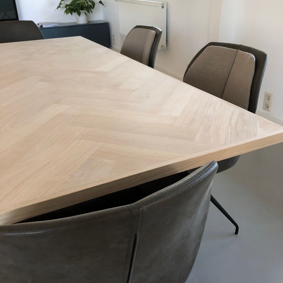 Om verliefd op te worden! Dit slanke #visgraat #tafelblad is afgewerkt met transparante matte #lak. De #spinpoot van #staal maakt dat iedereen comfortabel rondom de #tafel kan zitten • #tafelopmaat #visgraattafel #mobitec #chevron #fishbone #table #scandinavischwonen #interieur