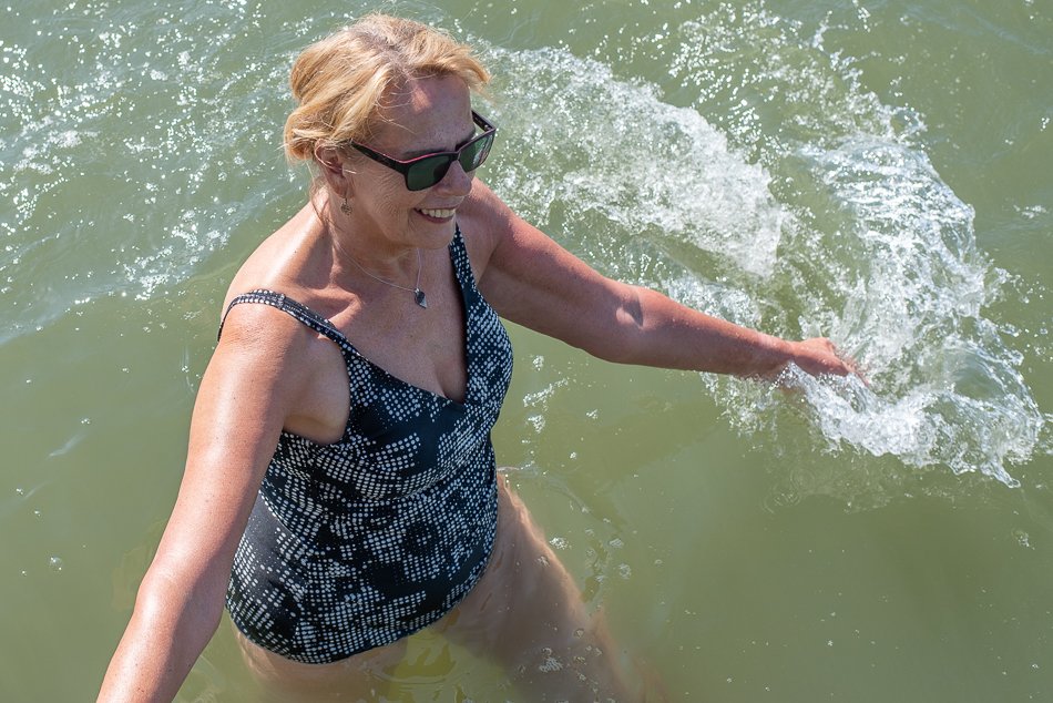 Uinti ja hajusteet eivät kuulu yhteen! Maauimaloihin, uimahalliin tai järveen ei ole hyvä pulahtaa hajuvesissä, tuoksuherkät saa oireita, kun hajusteet lähtee iholta ja jää veden pintaan hetkeksi leijumaan. Puhtaana uimaan - tuoksuherkät kiittää! #kemikaalit #hajusteet #allergia