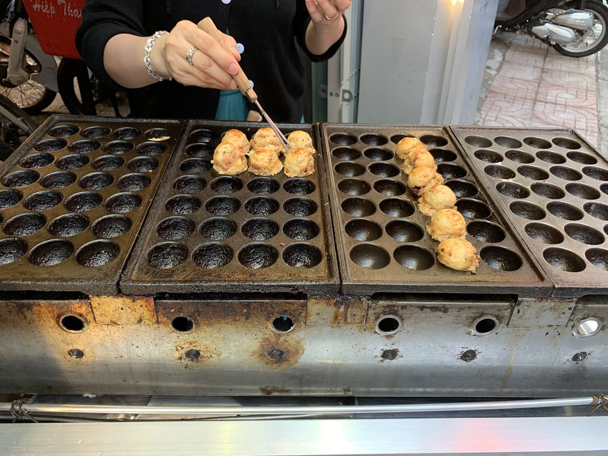 yuyuyuuu32's tweet photo. 帰り道、いつもと違うルートにしたら、たこ焼き屋発見🐙
たこ焼き 6個 30,000vnd(約150円)
クルッと回して丸くすることができないようで、半球ずつ焼いたものを合わせて球体にしていました😅
#saigon
#take_out
#私の方が上手 https://t.co/00VZySs3wx