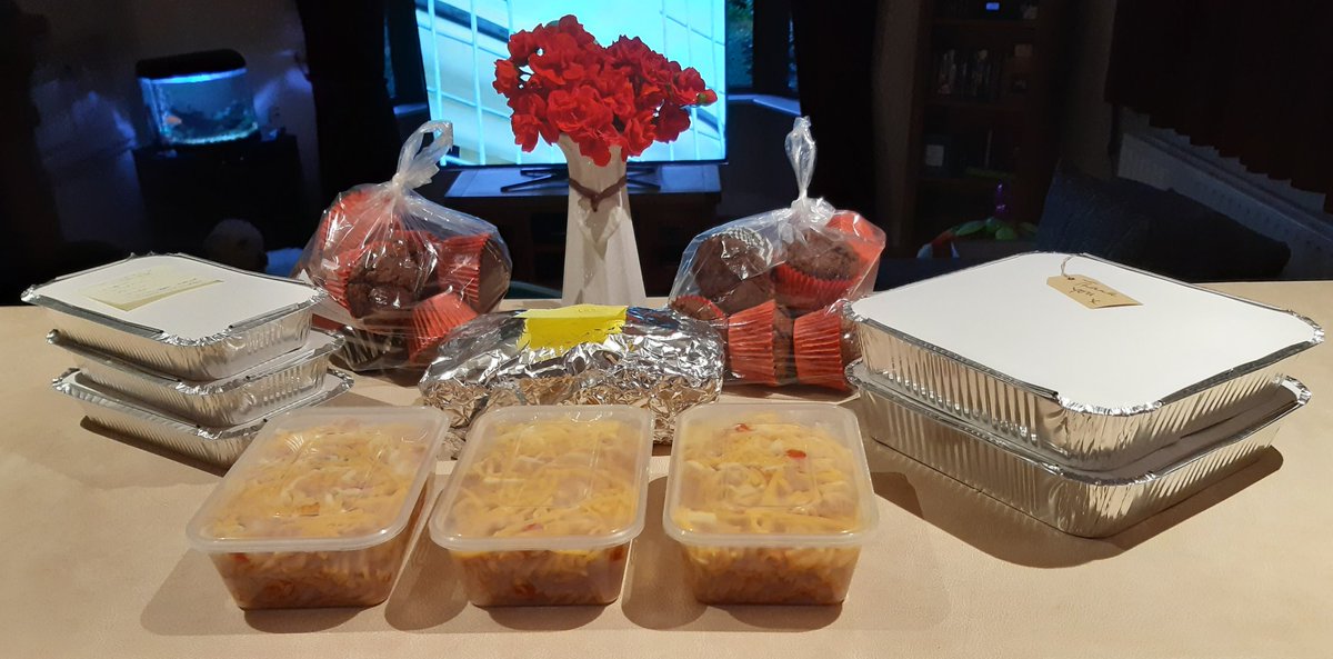 Last night's #ClonlaraCarePackages delivery of healthy dinners and yummy desserts to the amazing paramedics and hospital staff in #Limerick @nasmidwest @AmbulanceNAS 🚑 @ULHospitals @REDSPoT_IE @hselive 🏥 #EmergencyDepartment #ICU #IrishEMS #MidWestTogether #RAOK #NAS #COVID19