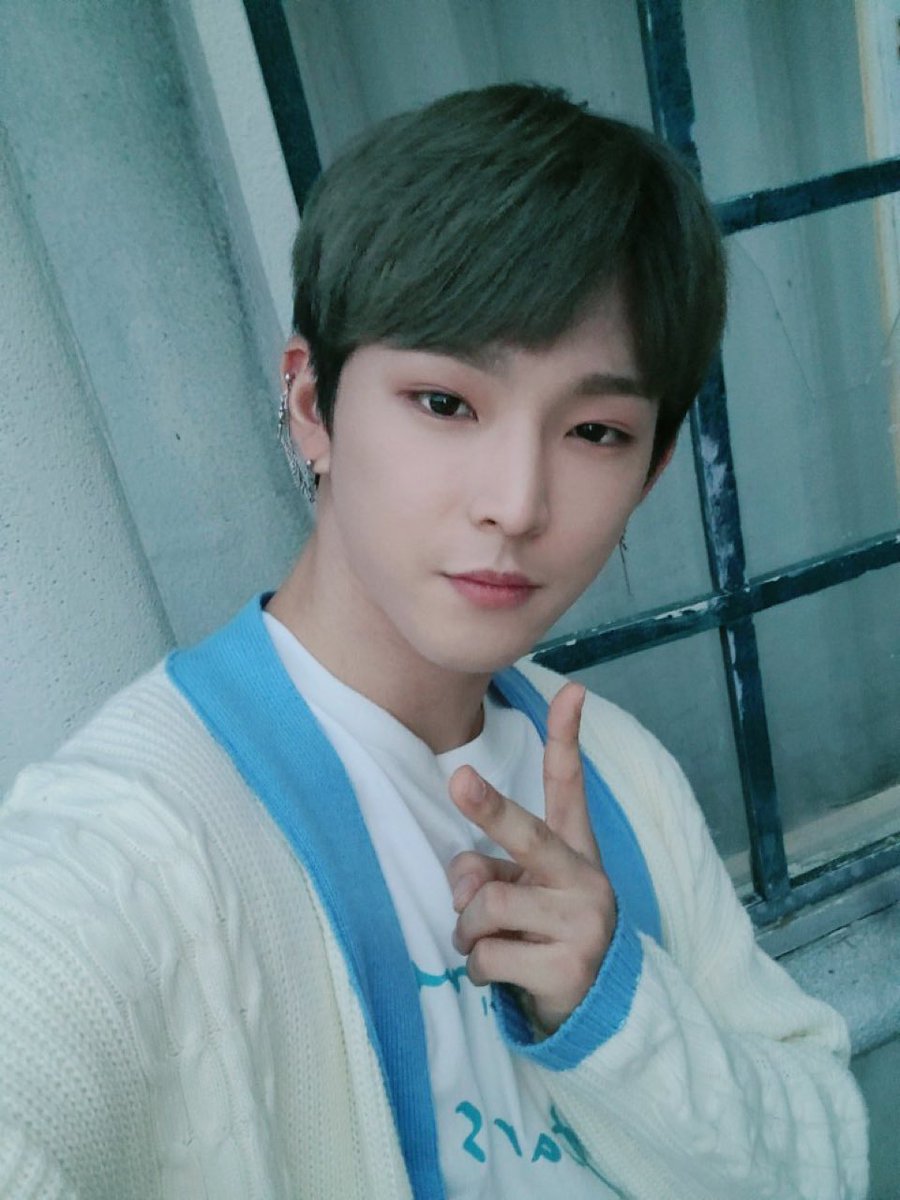 omnieuus's tweet photo. 【ONEUS 日本語訳】
[#イド】
写真をすごく上手く撮ってみようとしたんだけど暗くてぼんやり写った.. それでも顔はお見せしようとやって来ました トゥムンに会いたいから♡ https://t.co/8cWwMLSs9w