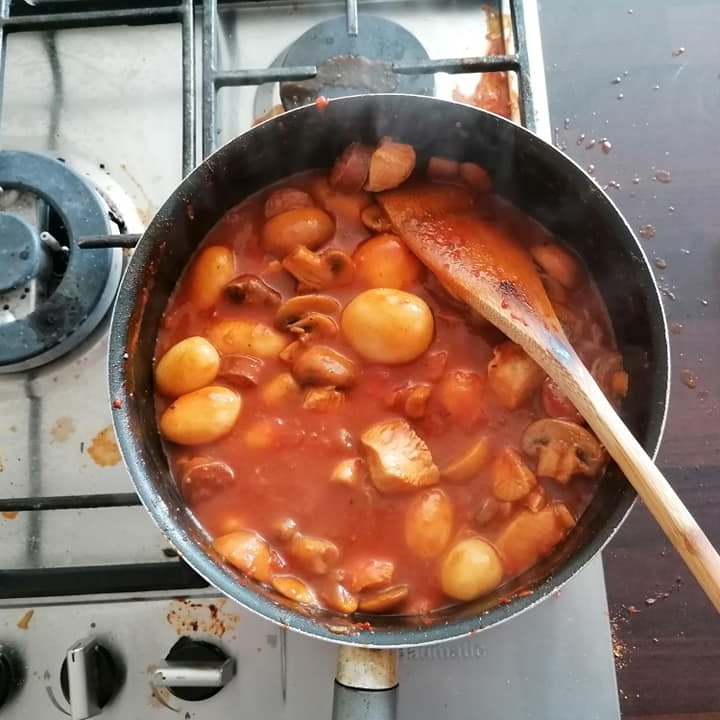 Dirrans_centre's tweet image. Our second 'virtual cook school' went really well on Friday, all working together to make a ragu. Feedback has been very positive. Well done all! 👍Recipe link: bbcgoodfood.com/recipes/chicke…, why not give it a try!? 🍴#virtualgroup #Cooking #stayconnected #StayHomeStayActive