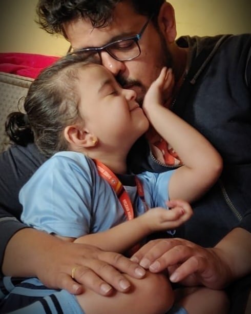 Marathi_Celebs's tweet photo. Father - daughter bonds are the best ❤️ Adwait Dadarkar with his adorable cute daughter Meera ❤️

@adwaitdadarkar
#AdwaitDadarkar #Meera #FatherDaughterBond #Soumitra #MNB #MajhyaNavaryachiBayko #Unlock1 #QuarantineFun #MarathiActors #MarathiCelebs .
.
Follow- @Marathi_Celebs https://t.co/TJjsWxbBHa