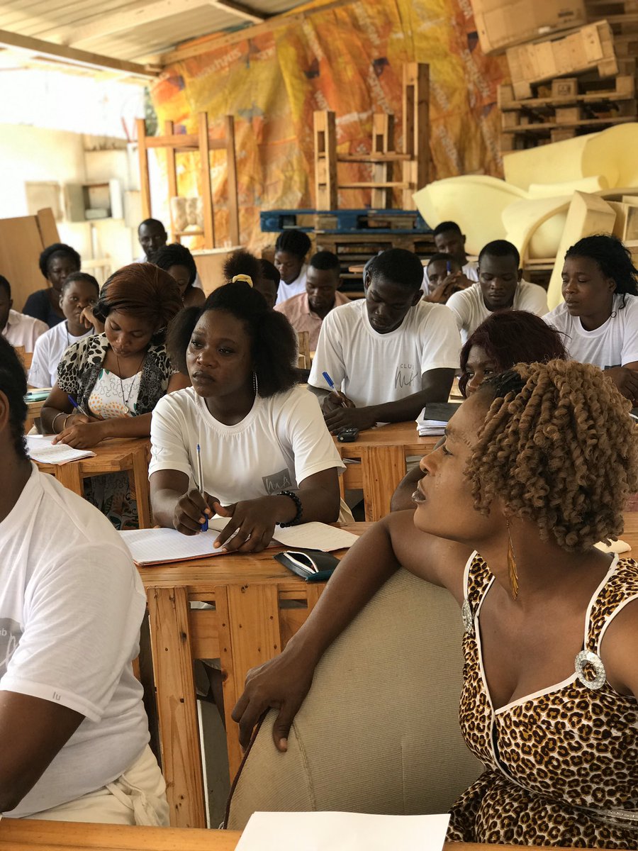 Un #artisanat révolutionnaire et #innovant, c'est ce que ns vs offrons. Nos #mains créent du #beau, de l'#art et de l'utile. Ne travaillons ttes matières, nous brodons à la main et la qualité irréprochable de nos créations les rend uniques et particulières.