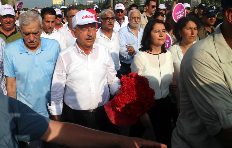peyamakurd's tweet photo. Kılıçdaroğlu: HDP’nin yürüyüşünü doğru bulmuyorum
#HDP #CHP #Kılıçdaroğlu #HDPyürüyüşü #leylagüven #twitterkurds #EnisBerberoglu
https://t.co/PI2cmORiEr https://t.co/SNFSWESUfU