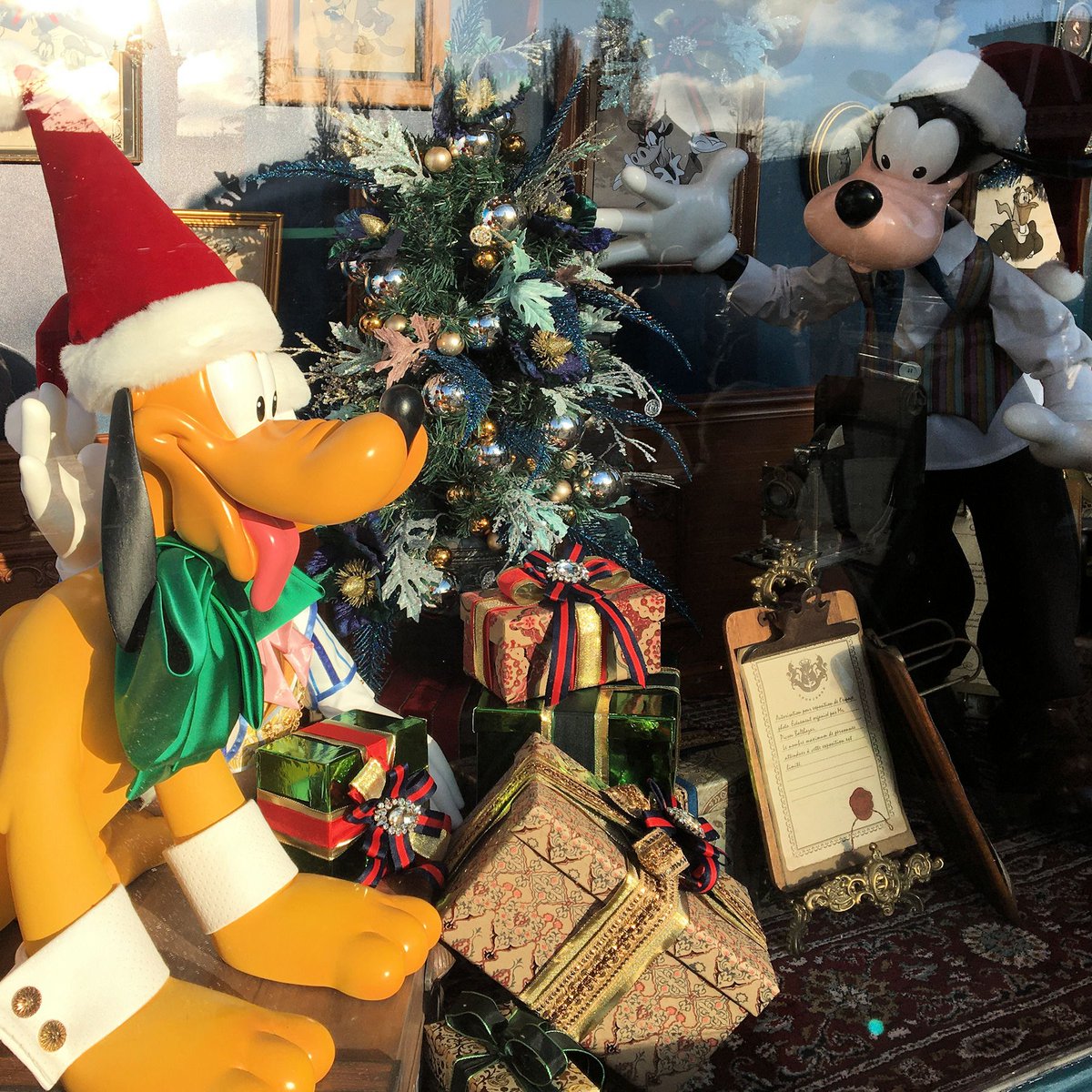 TXLvanLimburg's tweet photo. Collega Mariëlla genoot met gezin van #Disneyland #Parijs in #kerstsfeer. Nu vast #inspiratie opdoen (en voorzichtig plannen maken) voor als Frankrijk weer opent!  (verwachting is binnenkort). Het was voor Mariëlla's gezin een #magische #belevenis! 
Lees: https://t.co/aeaTnz7oE6 https://t.co/UeFGb5khj3