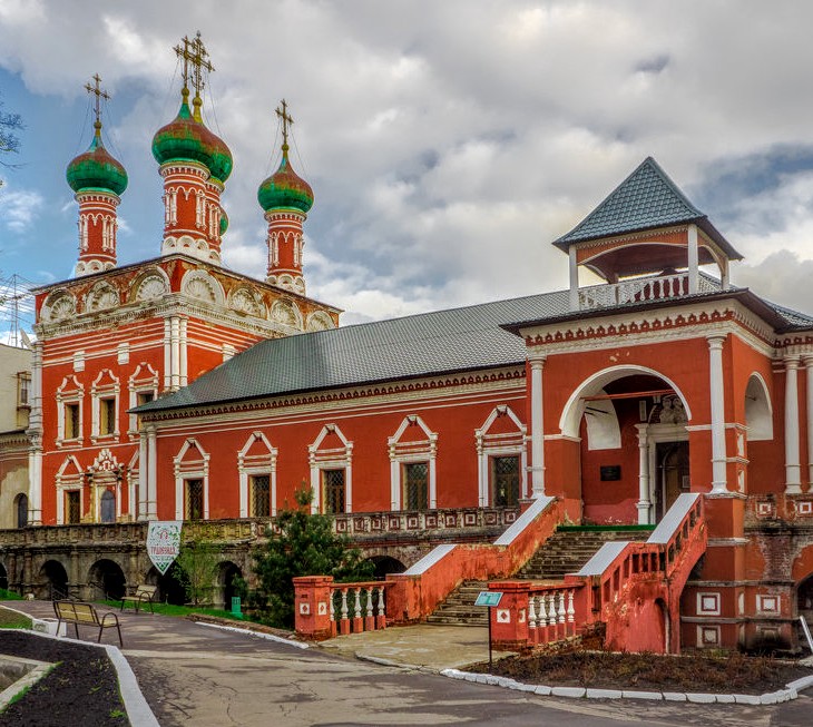 vozvr's tweet image. 100 ЗНАМЕНИТЫХ МОНАСТЫРЕЙ
38 Высокопетровский монастырь
      1377 г. Москва. 
@history_RF  #СТОМОНАСТЫРЕЙ
Обитель со сложной судьбой: опустошена поляками в 1611, в 1812 здесь расположилась французская кавалерия, а в 1929 устроили ремонтный завод. Шедевр нарышкинского барокко.