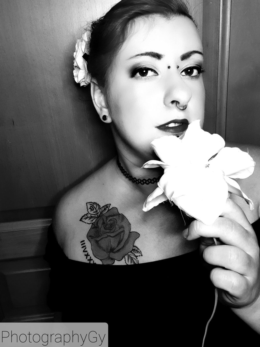 WachslerC's tweet photo. #photography #photographie #photo #photographer #vintage #retro #pinupgirl #blackandwhite #noiretblanc #piercing #piercingseptum #piercingbridge #tattoo #tattoostyle #tattooart #flowers #flower #fleurs #rose https://t.co/ukjDWpcA6z