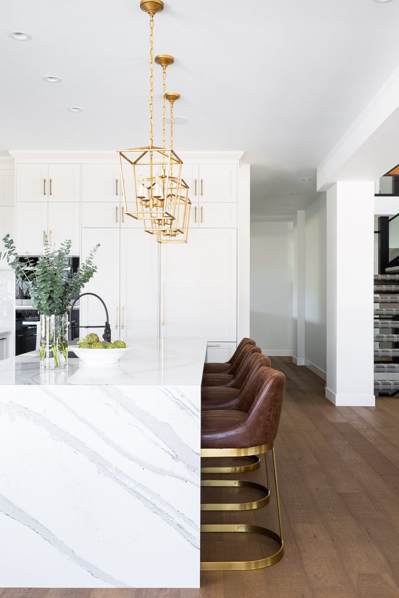 Designs_AV's tweet photo. Island Vibes. Who doesn't love the look of a waterfall edge on an island? We paired gold, black and leather accents to make this island come to life in our #WatermarkResidence.
Interior Design: @designs_av
Photography: @klassen_photography
#AVDesign #YYCInteriorDesign https://t.co/oGvw3pQWZr