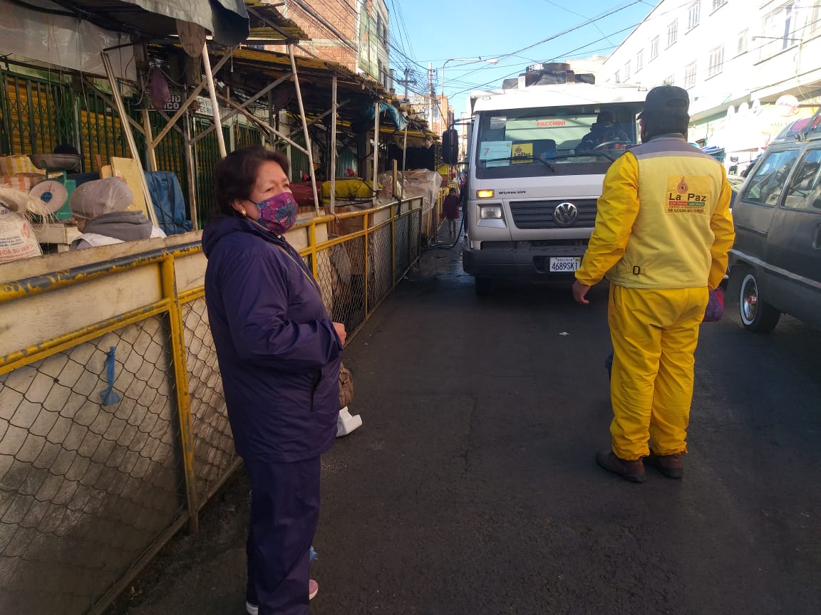 SubMaxParedes's tweet photo. #MaxParedes #LaPaz
Personal de la subalcaldia en coordinación con l@s caser@s de la asociación 14 de Septiembre - Buenos Aires realiza trabajos conjuntos de limpieza del mercado.
#Ahora https://t.co/DXl98BjVnN