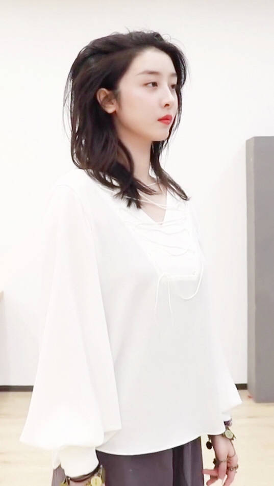PhXiaotang's tweet photo. She's the prettiest. 我爱她. ❤️
Her hand chains looks great! Her performance would be cooler if she wore that on the show for that performance. 
#赵小棠 #ZhaoXiaotang #XiaotangZhao #THE9ZhaoXiaotang #YouthwithYou2 https://t.co/enX4Lf9mXh