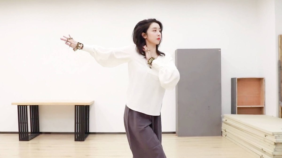 PhXiaotang's tweet photo. She's the prettiest. 我爱她. ❤️
Her hand chains looks great! Her performance would be cooler if she wore that on the show for that performance. 
#赵小棠 #ZhaoXiaotang #XiaotangZhao #THE9ZhaoXiaotang #YouthwithYou2 https://t.co/enX4Lf9mXh