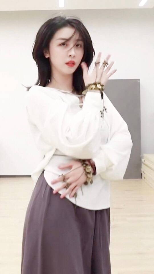 PhXiaotang's tweet photo. She's the prettiest. 我爱她. ❤️
Her hand chains looks great! Her performance would be cooler if she wore that on the show for that performance. 
#赵小棠 #ZhaoXiaotang #XiaotangZhao #THE9ZhaoXiaotang #YouthwithYou2 https://t.co/enX4Lf9mXh
