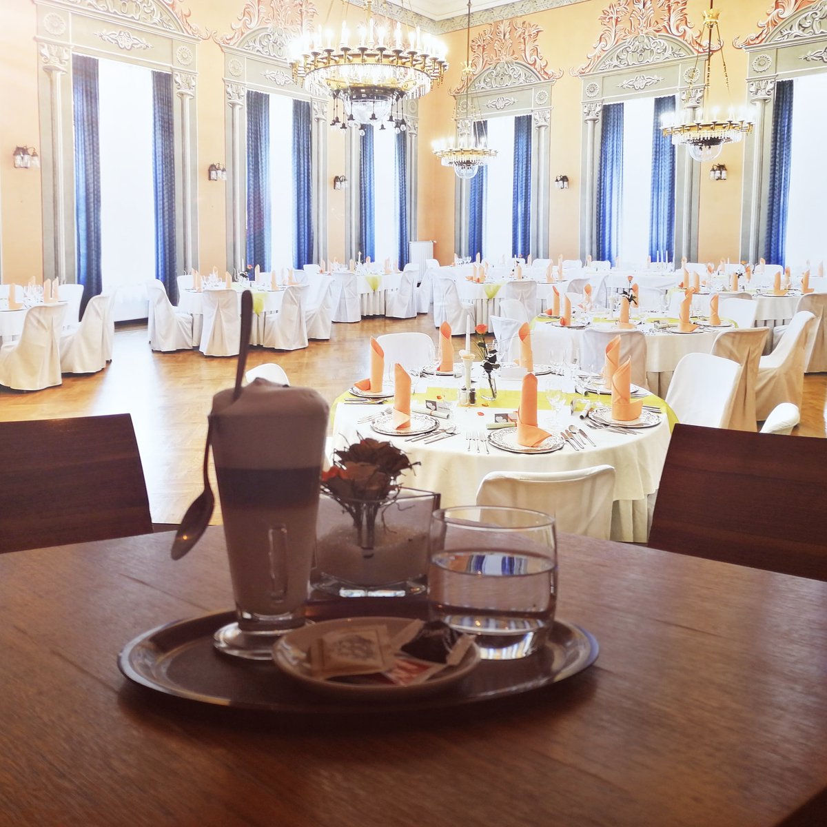 Vljudno vabljeni v Restavracijo in kavarno Vita. Privoščite si skodelico kave in kos hišne torte v prijetnem ambientu☕🍰
#restavracijainkavarnavita #ponovnozvami  #termedobrna #thermalspa #od1403 #since1403