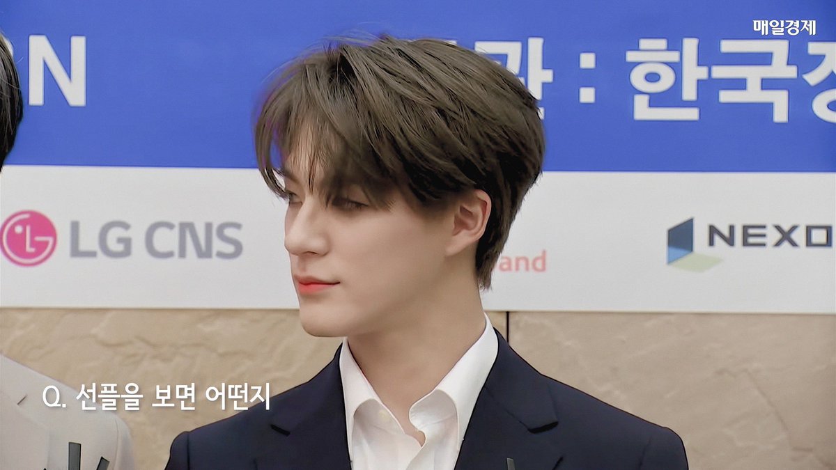 เป็นผู้ชายที่ใส่สูทได้หล่อหรู และแพงมาก หน้าตาแบบลูกคนรวย