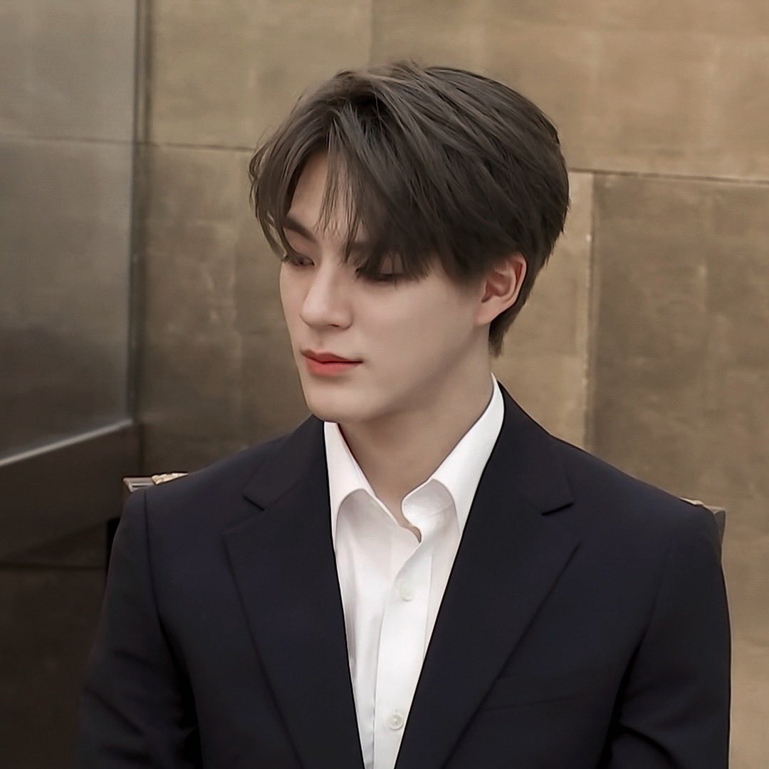 mid_nightblue's tweet photo. เป็นผู้ชายที่ใส่สูทได้หล่อหรู และแพงมาก หน้าตาแบบลูกคนรวย https://t.co/eSbqXrTBbc