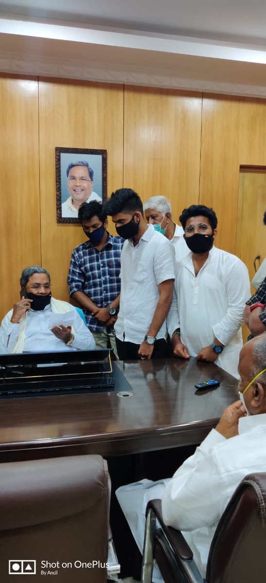 anvith_kateel's tweet photo. ವಿರೋಧ ಪಕ್ಷದ  ನಾಯಕರಾದ @siddaramaiah ಅವರನ್ನು  ಭೇಟಿ  ಮಾಡಿ ರಾಜ್ಯ  ಸರ್ಕಾರದ  ವಿದ್ಯಾರ್ಥಿಗಳ  ಶಿಕ್ಷಣದ ಮೇಲೆ  ತೆಗೆದುಕೊಂಡಿರುವ ನಿರ್ಧಾರವನ್ನು  ಅವರಿಗೆ  ತಿಳಿಸಿ .ಇದರಿಂದ  ವಿದ್ಯಾರ್ಥಿಗಳ ಆದ  ತೊಂದರೆಗಳನ್ನು  ಅವರಿಗೆ  ವಿವರಿಸಿ ಸರ್ಕಾರಕ್ಕೆ  ಇದರ  ಬಗ್ಗೆ ಒಂದು  ಒಳ್ಳೆಯ  ನಿರ್ಧ��ರ  ತೆಗೆದುಕೊಳ್ಳಲು  ಮನವಿ  .@PMadhwaraj https://t.co/qlwsAqco8K